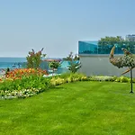 Хотел International Casino & Tower